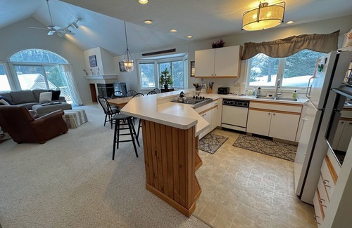 Bretton Woods Condominio | F14 Bretton Woods Condo along golf course, short walk from Omni Mount Washington Hotel!