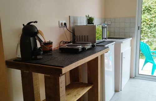 Saint-Gervais Casa | F2 privatif avec chambre et salle de bain privées et séparées chez l habitant nous aimons l appeler le Studio, mais il s agit d' un petit F2 avec chambre séparée ainsi que la salle de bain et les toilettes, il y a une petite terrasse privée