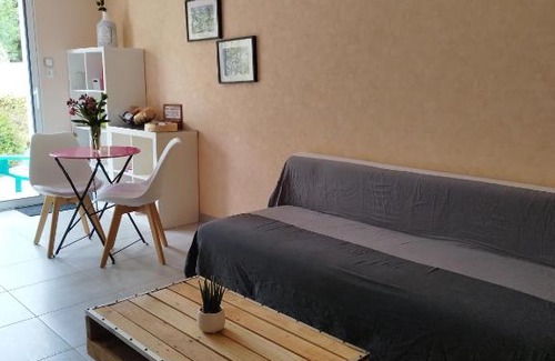 Saint-Gervais Casa | F2 privatif avec chambre et salle de bain privées et séparées chez l habitant nous aimons l appeler le Studio, mais il s agit d' un petit F2 avec chambre séparée ainsi que la salle de bain et les toilettes, il y a une petite terrasse privée