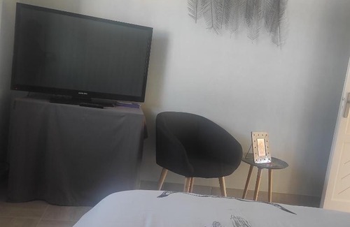 Saint-Gervais Casa | F2 privatif avec chambre et salle de bain privées et séparées chez l habitant nous aimons l appeler le Studio, mais il s agit d' un petit F2 avec chambre séparée ainsi que la salle de bain et les toilettes, il y a une petite terrasse privée