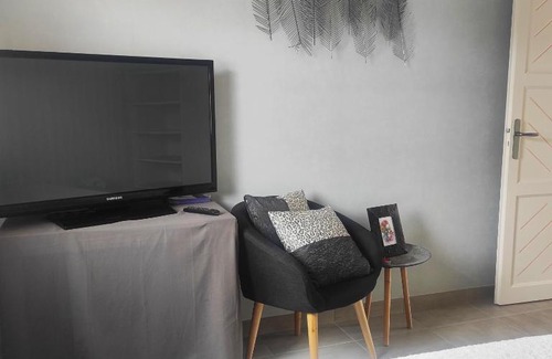 Saint-Gervais Casa | F2 privatif avec chambre et salle de bain privées et séparées chez l habitant nous aimons l appeler le Studio, mais il s agit d' un petit F2 avec chambre séparée ainsi que la salle de bain et les toilettes, il y a une petite terrasse privée