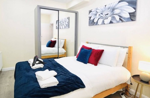 Redbridge Apartamento | F3- 690 Cranbrook Rd · Stunning Apt | Free Parking | Private Garden