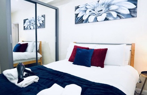 Redbridge Apartamento | F3- 690 Cranbrook Rd · Stunning Apt | Free Parking | Private Garden
