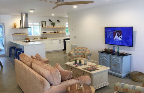 Lake Ida Shores Casa | Fab House w/Screen Porch and Yard. Premier Neighborhood. Walk to Downtown!