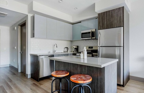 Mid-Wilshire Apartamento | Fab Mid-Wilshire Studio w/ Gym & Roof Lounge, nr Dining, by Blueground