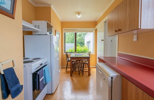 Te Anau Casa | FAB ON FERGUS - TE ANAU HOLIDAY HOME, pet friendly in Te Anau