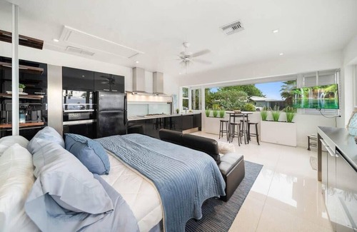 Coral Heights Apartamento | Fab Studio|Hot Tub|Gourmet Kitchen|2.6 mi to Beach
