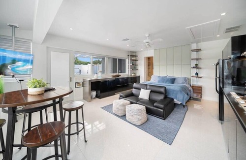 Coral Heights Apartamento | Fab Studio|Hot Tub|Gourmet Kitchen|2.6 mi to Beach