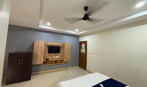 Kondapur Hotel | FabExpress Blue Diamond