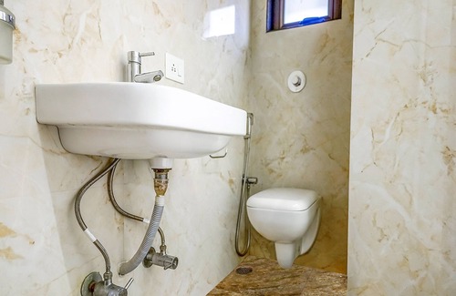 Block E Hotel | Fabhotel Eros 211
