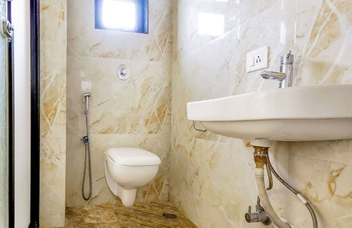 Block E Hotel | Fabhotel Eros 211
