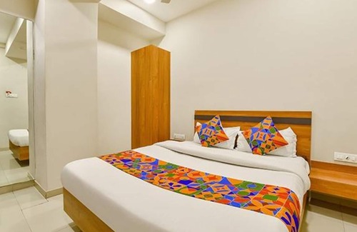 Surat Hotel | Fabhotel Happinex