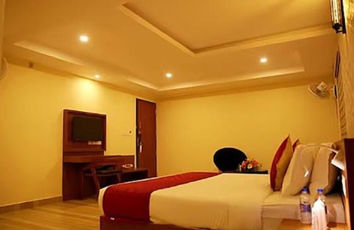 Ernakulam South Hotel | Fabhotel Prime D Chandlier
