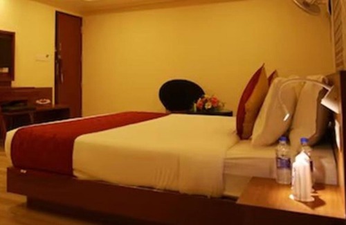 Ernakulam South Hotel | Fabhotel Prime D Chandlier