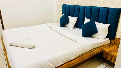 Sanwer Hotel | FabHotel Shyam Palace