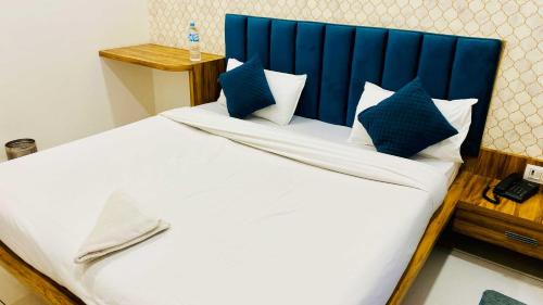 Sanwer Hotel | FabHotel Shyam Palace
