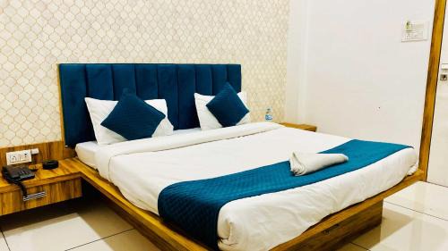 Sanwer Hotel | FabHotel Shyam Palace