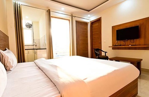 Sector 51 Hotel | Fabhotel The Holy House