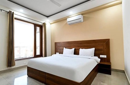 Sector 51 Hotel | Fabhotel The Holy House