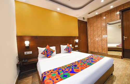 Delhi Hotel | FabHotel Under Bridge