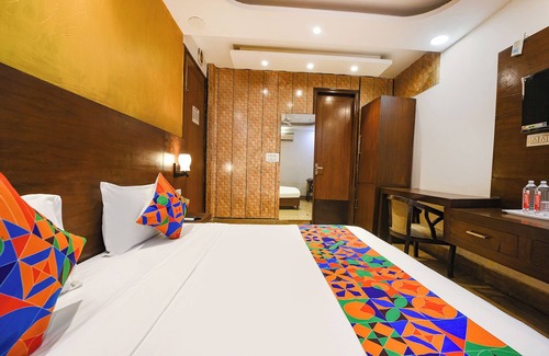 Delhi Hotel | FabHotel Under Bridge