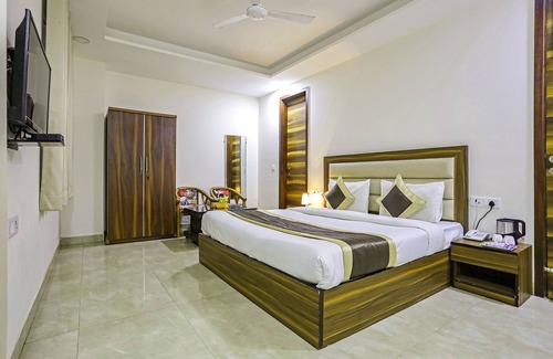 Dwarka Hotel | Fabhotel White House Bnb