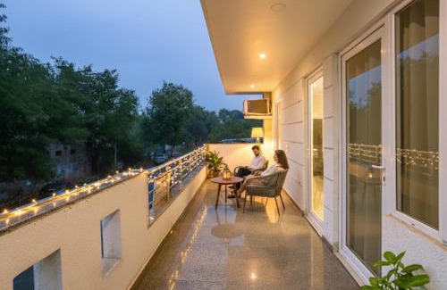 Dwarka Hotel | FabHotel White House BNB - Nr Yashobhoomi Convention Centre