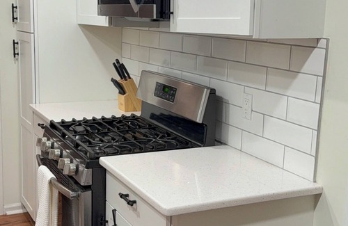 North Brunswick Apartamento | Fabulous 2-bedroom apartment non smoking with huge yard and work station.deck,