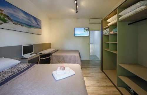 Riviera de Sao Lourenco Apartamento | Fabuloso flat 243 Amarílis 2 piscinas climatizadas, carregador veiculo elétrico Riviera de São Lourenço, Bertioga Apartamento Duplex inteiro, cozinha equipada completa, serviço de praia, limpeza e trocas diária de toalhas, wi-fi 500mb