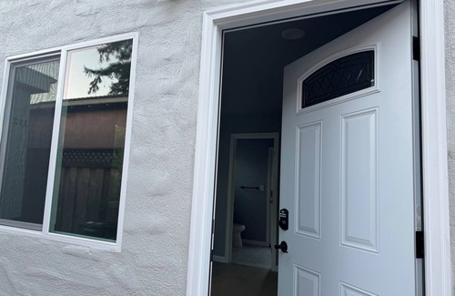Roosevelt Casa | Fabulous 1b1b with AC in Redwood City