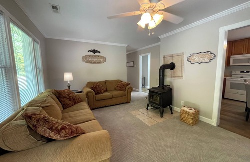 Mountain City Casa | Fabulous 2-bedroom house next to beautiful creek in Mtn City/Laurel Bloomery