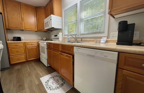 Mountain City Casa | Fabulous 2-bedroom house next to beautiful creek in Mtn City/Laurel Bloomery