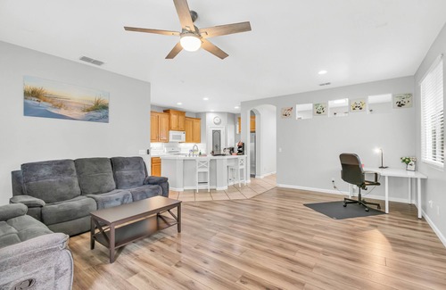 Hood Casa | Fabulous 2-bedroom house with AC in Elk Grove