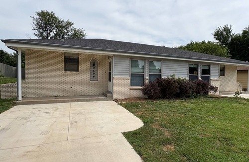Manhattan Casa | Fabulous 2-bedroom house in Manhattan. Walkable to KSU.
