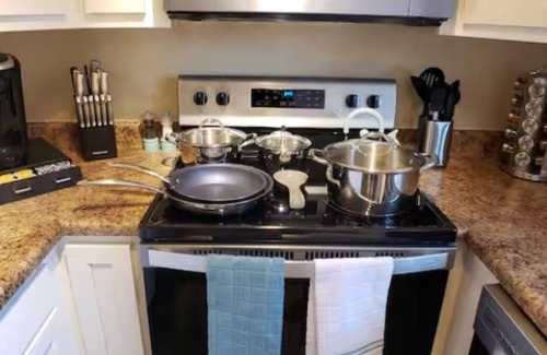 Keeling Condominio | Fabulous 2-bedroom Tucson condo with cook-ready kitchen & AC, 5 min. from UofA.