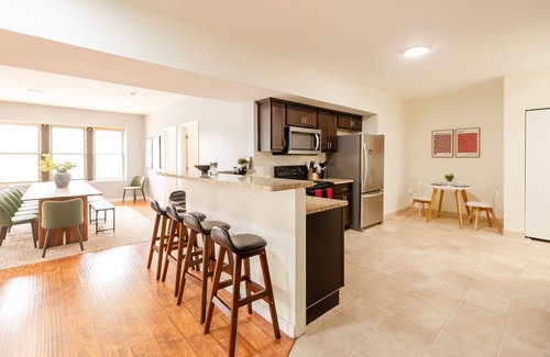 Tremont Apartamento | Fabulous 3 Bed/2 Bath in Tremont w/ Parking