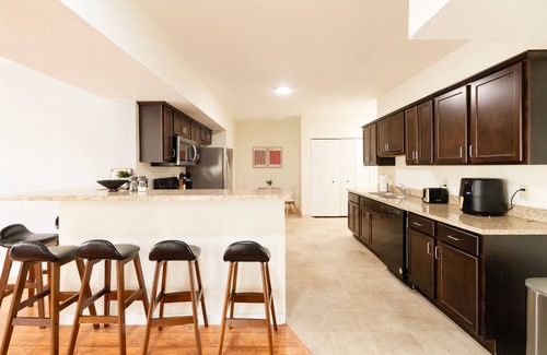 Tremont Apartamento | Fabulous 3 Bed/2 Bath in Tremont w/ Parking