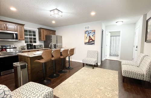Bowling Green Apartamento | Fabulous 3-bedroom unit with luxurious king bed