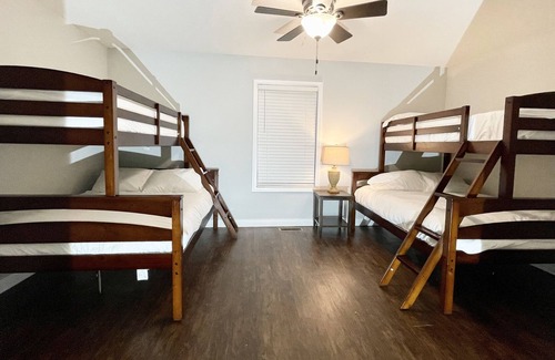 Bowling Green Apartamento | Fabulous 3-bedroom unit with luxurious king bed