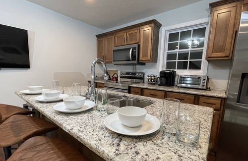Bowling Green Apartamento | Fabulous 3-bedroom unit with luxurious king bed