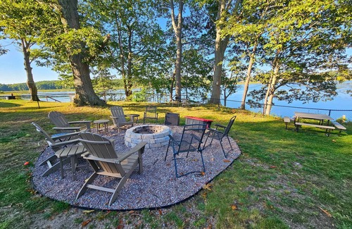 Port Ontario Casa | Fabulous 3-bedroom House on the salmon river with 126 feet of shoreline!