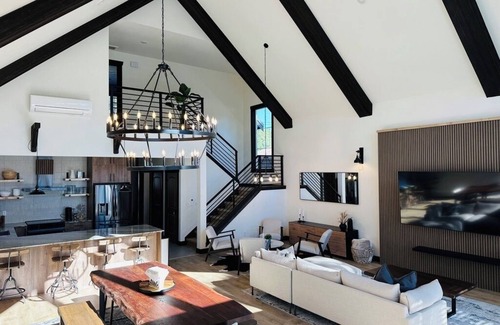 Roslyn Casa | Fabulous 3-bedroom house with AC in Roslyn