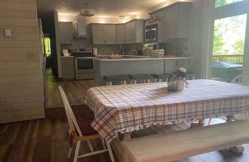 Austinburg Casa | Fabulous 4-bedroom house on the Grand River