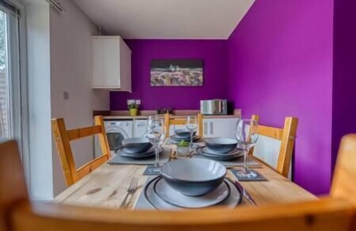 Coventry Casa | Fabulous 5 Bed House - Free WIFI