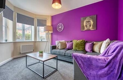 Coventry Casa | Fabulous 5 Bed House - Free WIFI