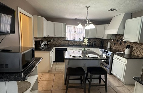 Houston Casa | Fabulous 5-bedroom house/private Pool in Houston a few minutes from the airport