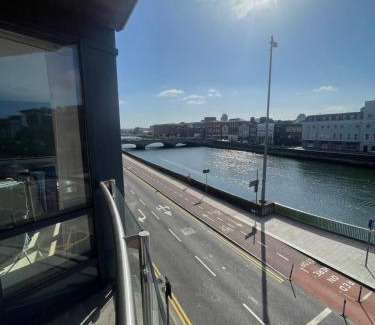 Victorian Quarter Apartamento | Fabulous and Sunny 2 bed Apartment, in City Centre