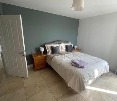 Victorian Quarter Apartamento | Fabulous and Sunny 2 bed Apartment, in City Centre