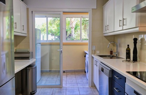 Elviria Apartamento | Fabuloso apartamento en 'Elviria Hills' con vistas al mar, piscina compartida y Wi-Fi