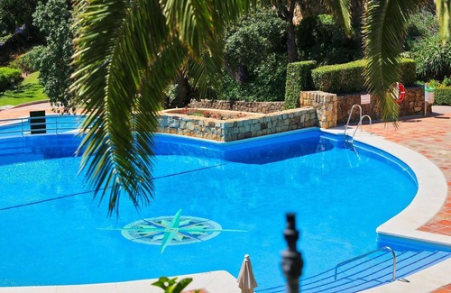 Elviria Apartamento | Fabuloso apartamento en 'Elviria Hills' con vistas al mar, piscina compartida y Wi-Fi
